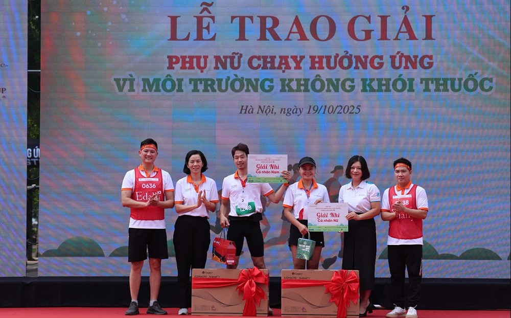 Bà Nguyễn Thị Minh Hương (thứ 2 từ trái sang), Phó Chủ tịch Hội LHPN Việt Nam và bà Nguyễn Đào Phương (thứ 2 từ phải sang), đại diện Truyền thông Casper Việt Nam trao giải Nhì cho 2 vận động viên