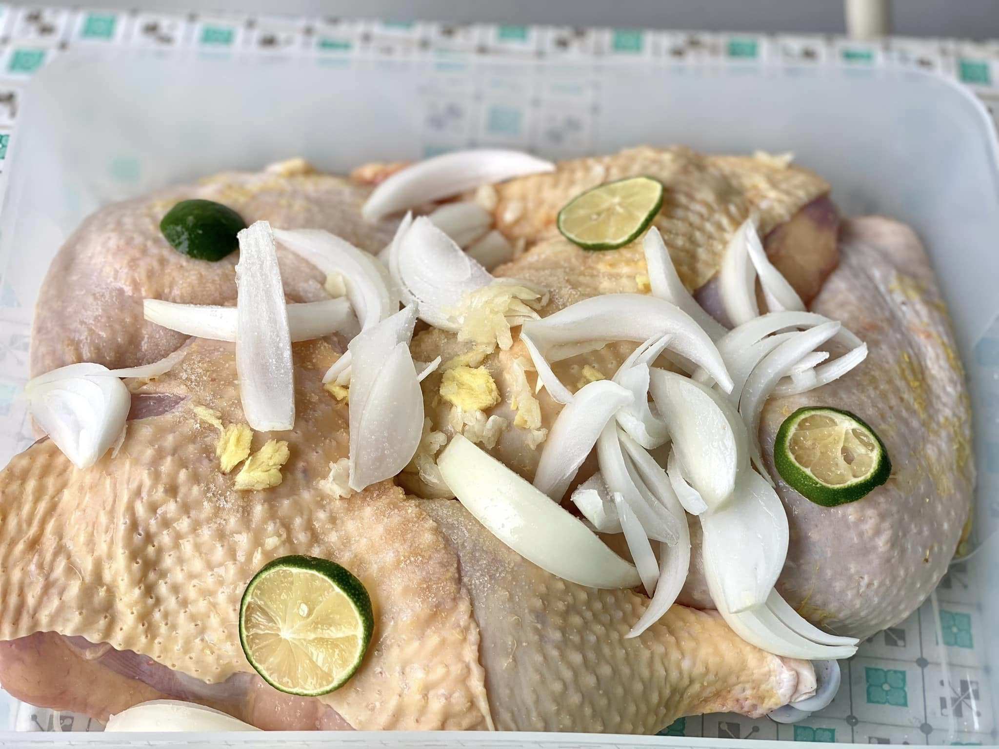 Gà chọn phần đùi hoặc má đùi,&nbsp;rửa sạch với&nbsp;muối chanh, lọc rút xương rồi ướp cùng chút muối, tỏi, gừng, hành tây thái nhỏ và thêm và miếng chanh thái lát.&nbsp;Ướp gà 4-8 tiếng cho ngấm gia vị.