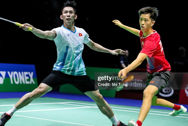 Tiến Minh (áo trắng) thua "ông cháu" kém 24 tuổi tới từ Singapore vì thể thức thi đấu mới, set chạm 15