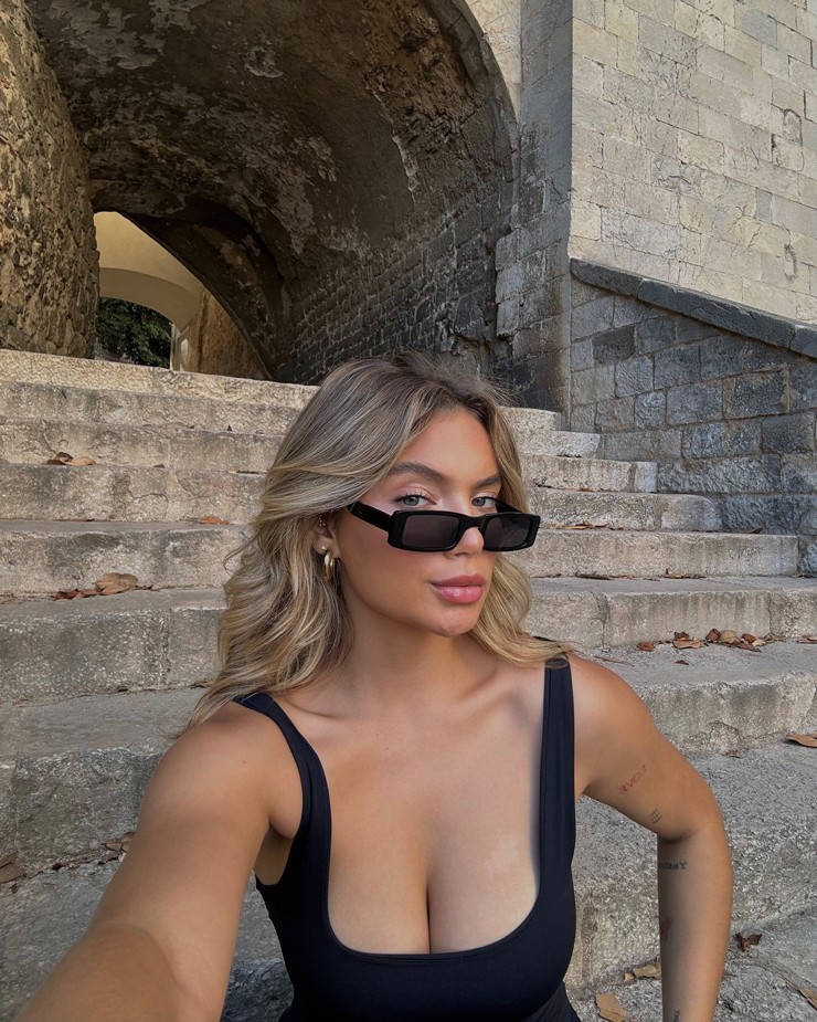 Dàn WAGs quyến rũ của dàn sao Real Madrid "đốt cháy" siêu kinh điển - 9