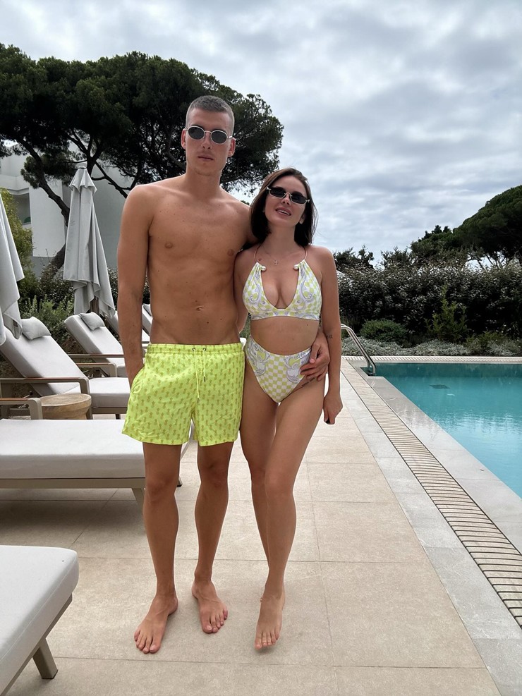 Lunin hạnh phúc bên vợ