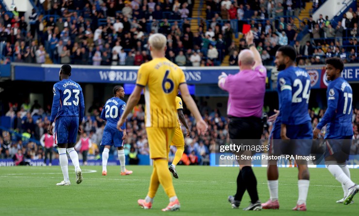 Chalobah nhận thẻ đỏ ở trận đấu với Brighton