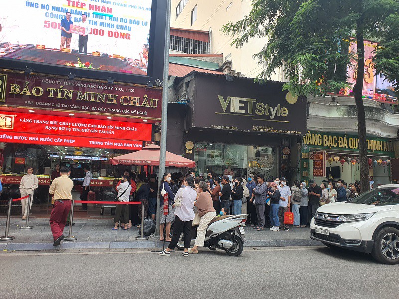 Người dân vui mừng xếp hàng mua vàng khi giá vàng giảm sâu và cửa hàng bán ra số lượng lớn.