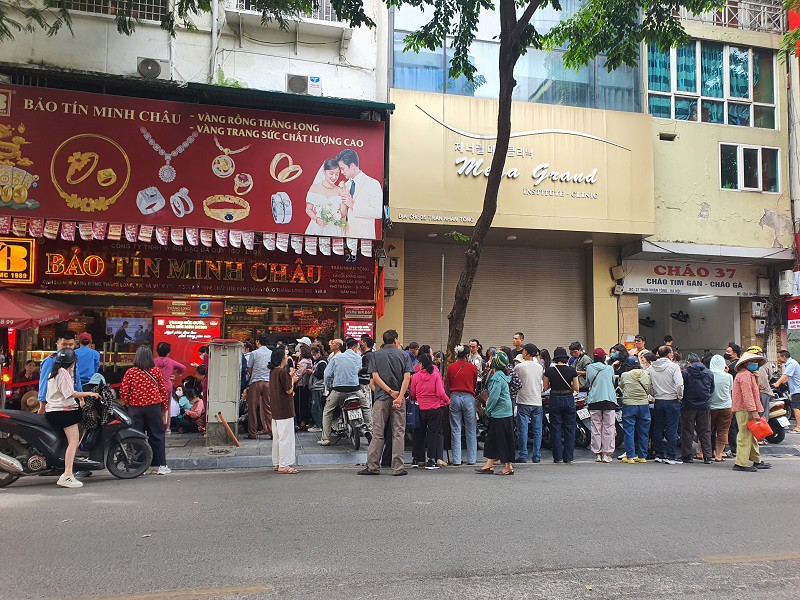 Phía dành cho khách hàng đến mua vàng có hàng trăm người trong khi lối đi dành cho khách đến bán hầu như không có một ai.