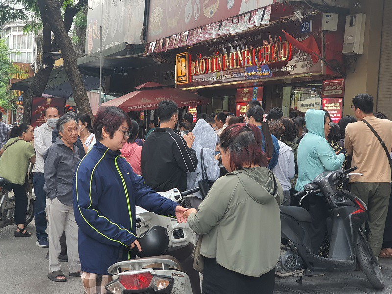 Nhiều người cho rằng, giá vàng còn có thể tăng lên cao nên khi cửa hàng điều chỉnh giảm là cơ hội mua vào.
