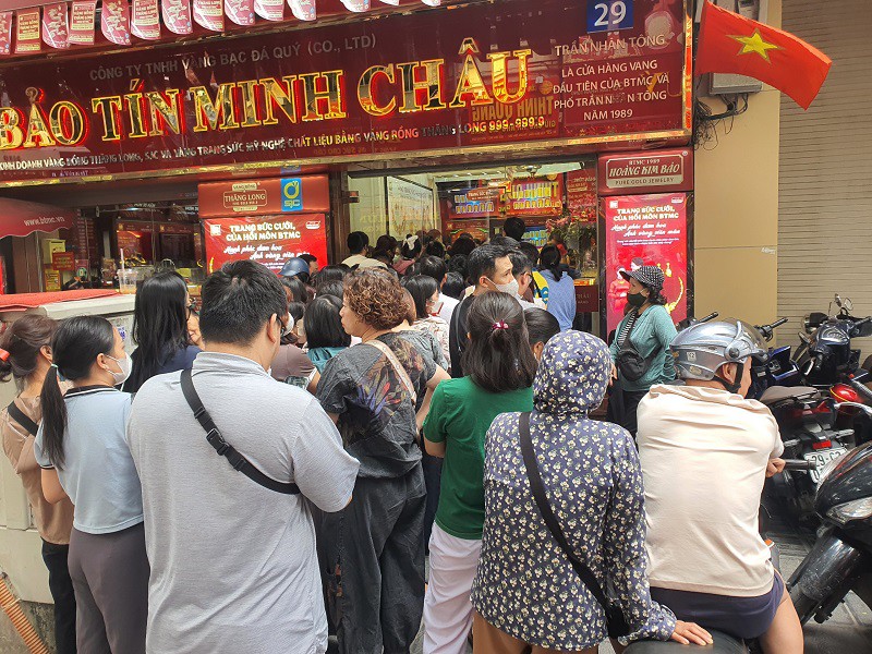Người dân xếp hàng dài mua vàng vào sáng ngày 22/10/2025 khi cửa hàng này bán ra cho mỗi người tối đa 10 chỉ vàng thay cho 1 chỉ như những ngày trước.