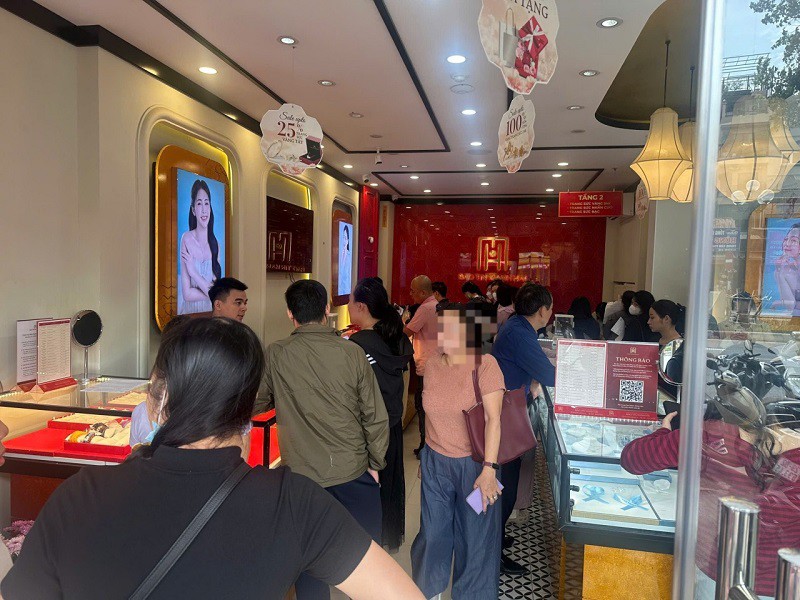 Bảo Tín Mạnh Hải hôm nay bán cho mỗi người tối đa 100 chỉ vàng nhẫn của thương hiệu này trong khi sáng hôm qua vẫn báo hết hàng.