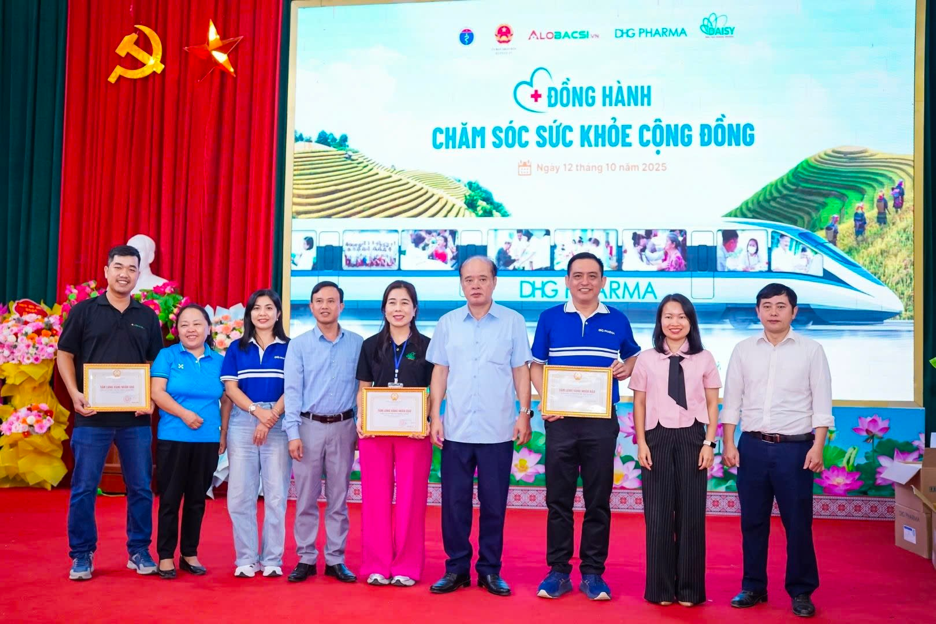 ​​Đại diện xã Tả Củ Tỷ trao thư cảm ơn đến DHG Pharma, AloBacsi và Daisy Media vì những đóng góp thiết thực cho người dân vùng cao.