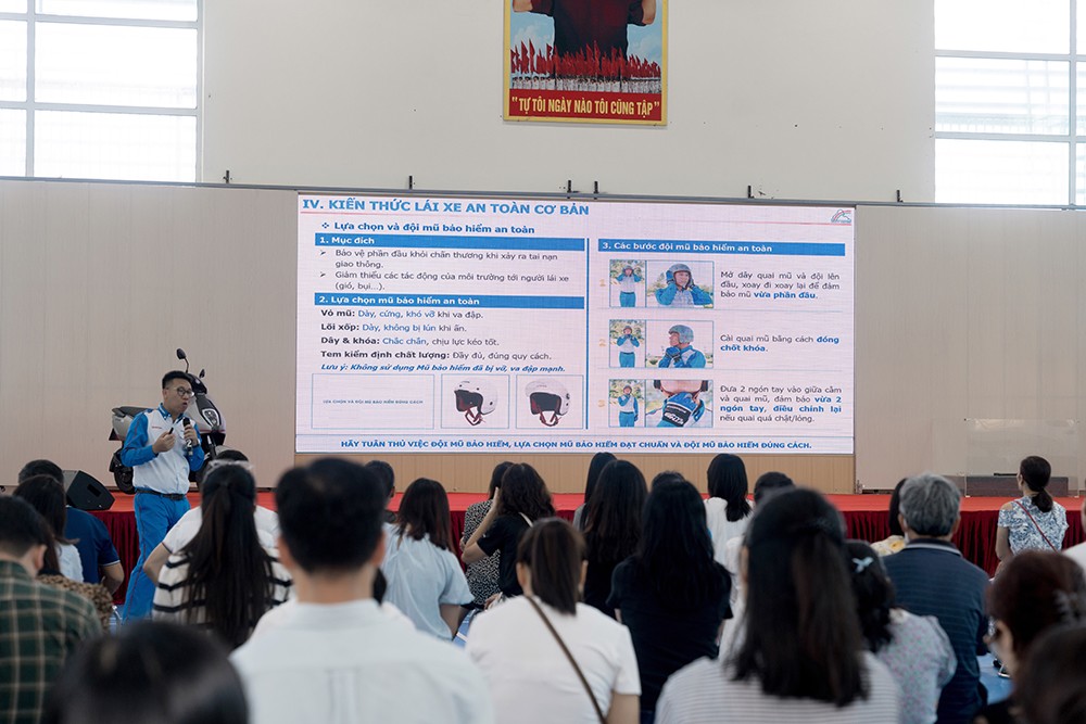 Hướng dẫn viên HVN đào tạo kiến thức an toàn giao thông cho các bậc phụ huynh