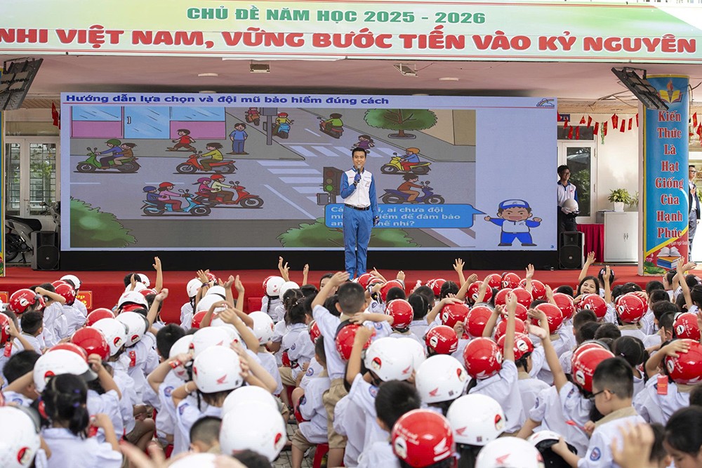 Các em học sinh trường Tiểu học Vạn Bảo hào hứng tham gia chương trình