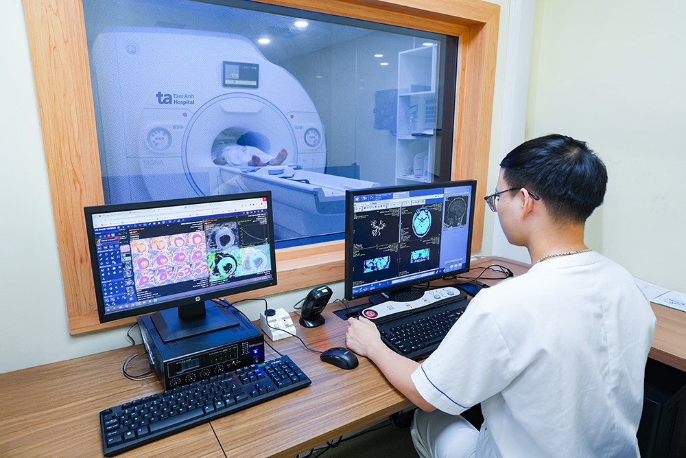 Hệ thống máy chụp cộng hưởng từ ứng dụng trí tuệ nhân tạo cho hình ảnh sắc nét, thời gian chụp nhanh hơn, hỗ trợ tầm soát, chẩn đoán sớm các bệnh lý não - cột sống, tim mạch, cơ xương khớp, ổ bụng, tuyến vú…