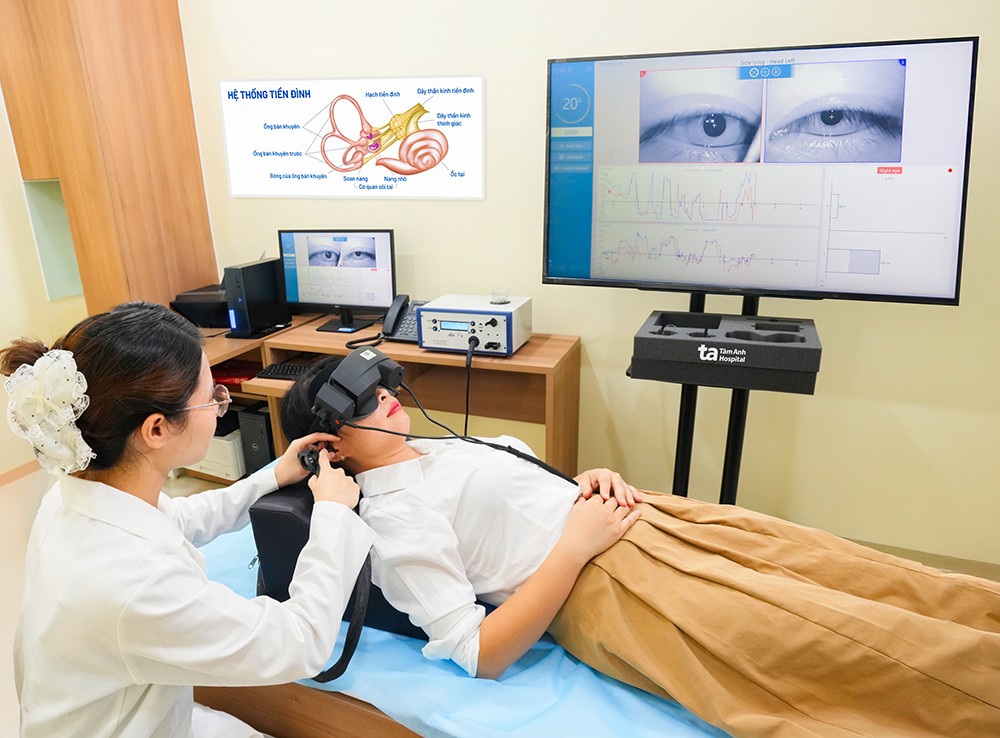 Hệ thống VNG 525 và EyeSeeCam vHIT (Interacoustics - Đan Mạch) giúp phát hiện sớm rối loạn tiền đình, chóng mặt, mất thăng bằng thông qua việc ghi lại chuyển động mắt và phản xạ đầu - mắt.