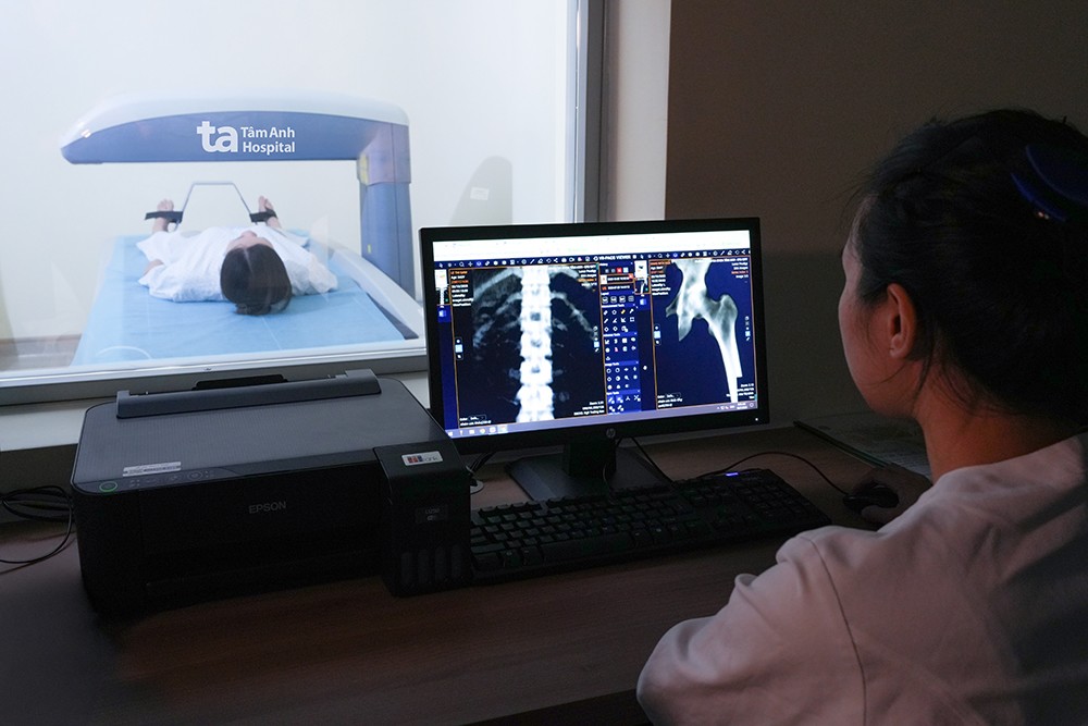 Hệ thống máy đo mật độ xương Prodigy DEXA Scanner giúp tầm soát, phát hiện sớm dấu hiệu loãng xương nhỏ nhất với lượng phát xạ siêu thấp, không đau, không xâm lấn, có phần mềm chuyên biệt dành cho trẻ em.