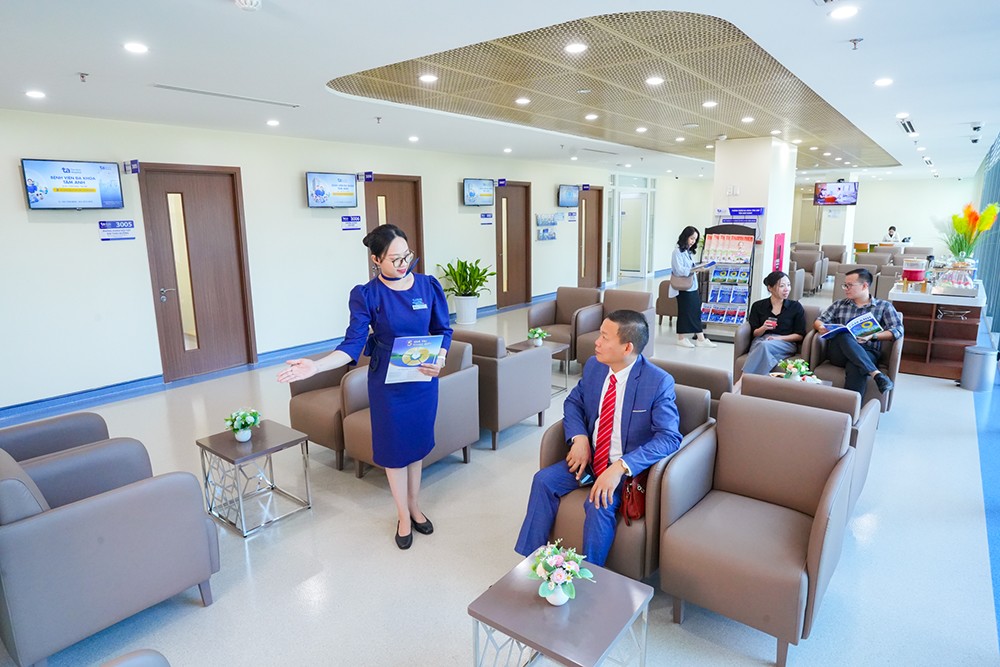 Khu khám VIP tại Tâm Anh Cầu Giấy được thiết kế như một “phòng chờ hạng thương gia” sang trọng, yên tĩnh, giúp khách hàng thư giãn trong quá trình chờ khám.