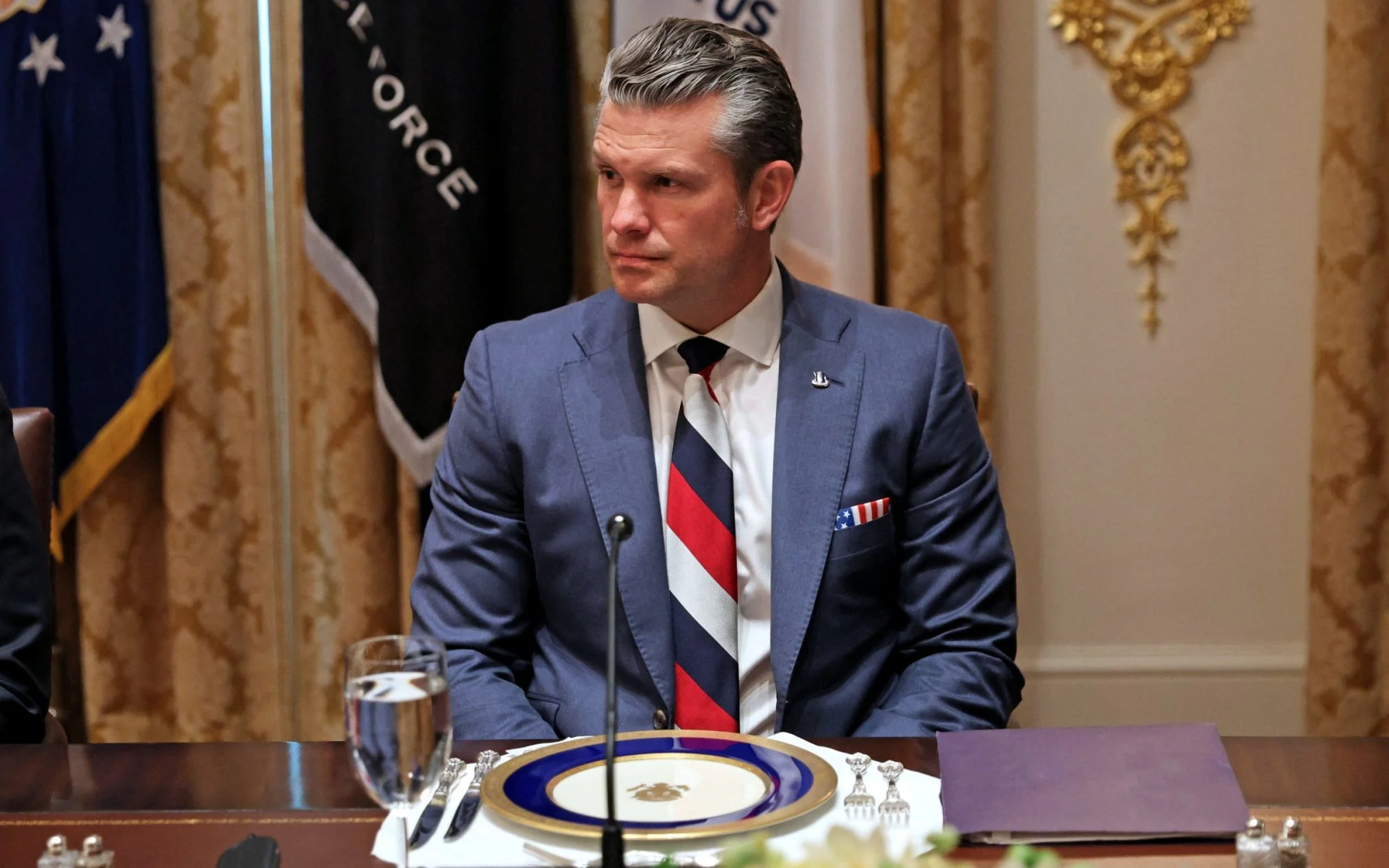 Bộ trưởng Quốc phòng Mỹ Pete Hegseth hôm 17/10 dự cuộc họp với phái đoàn Ukraine, đeo chiếc cravat gây tranh cãi. Ảnh: AFP