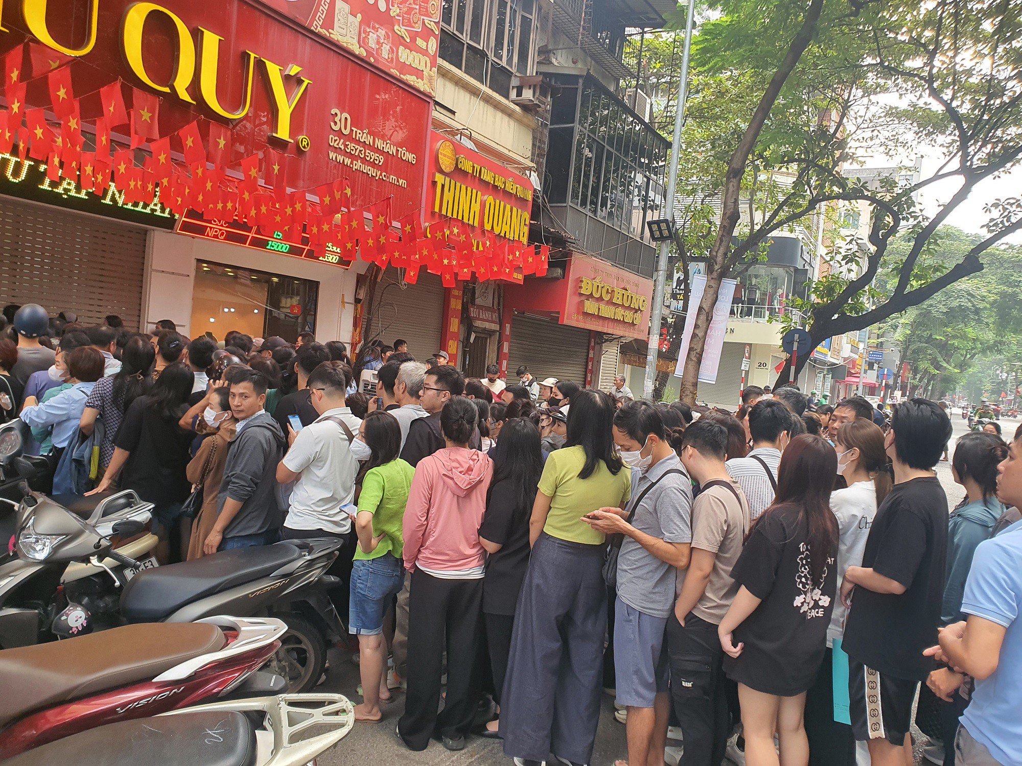 Nhiều người không chỉ bỏ chi phí mà còn bỏ thời gian và công sức để đi xếp hàng với tâm lý tránh bỏ lỡ cơ hội mua vàng.