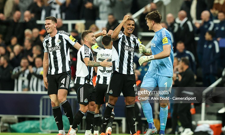 Đồng đội ăn mừng cùng Nick Pope sau pha kiến tạo "không tưởng"