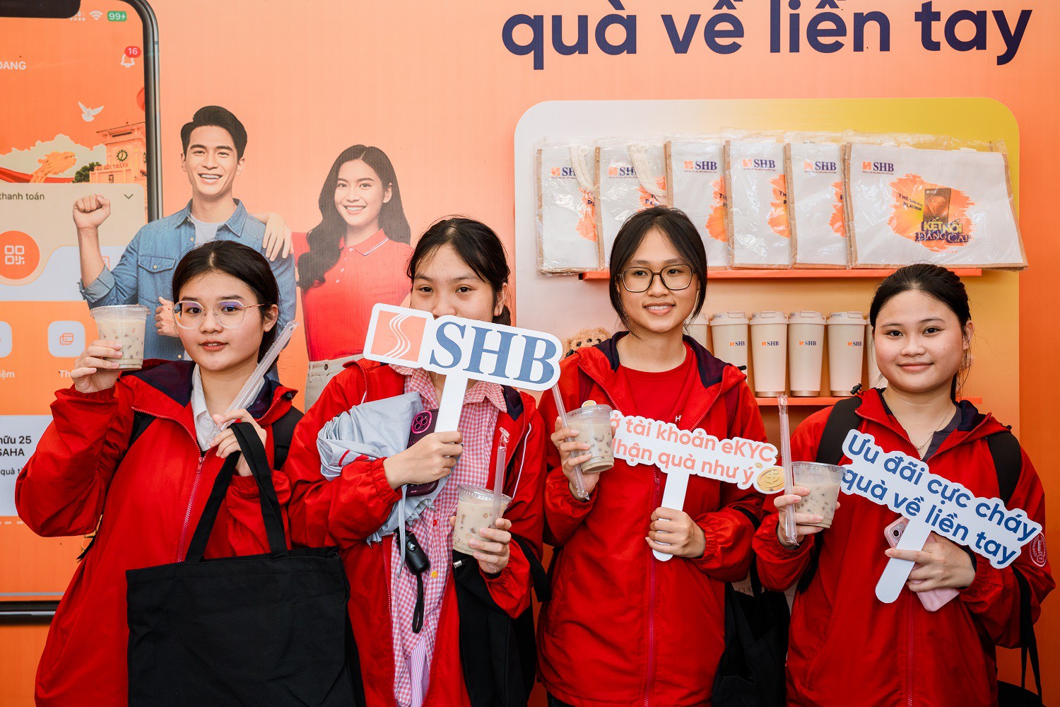 Sinh viên Thủ đô hào hứng trải nghiệm gian hàng SHB tại Ngày thẻ Việt Nam 2025 - 1
