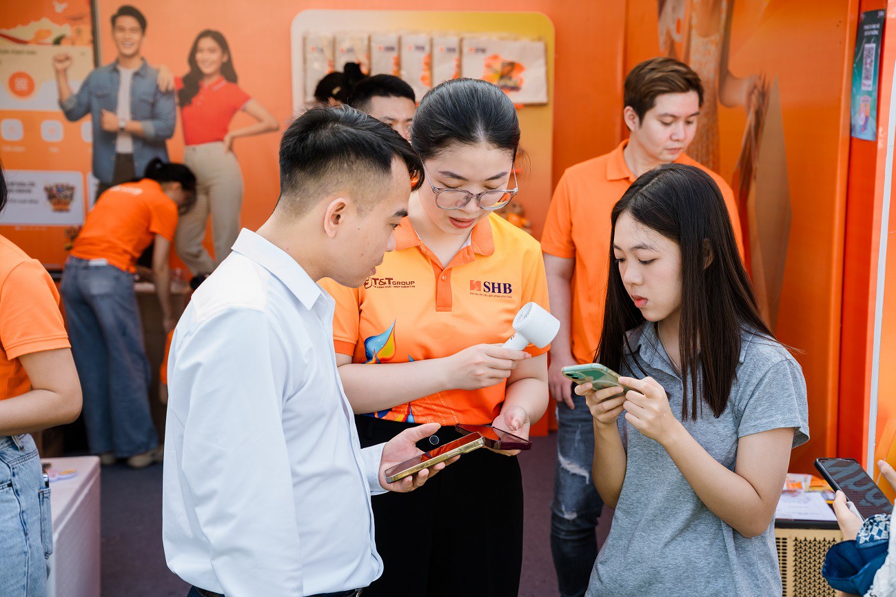 Sinh viên Thủ đô hào hứng trải nghiệm gian hàng SHB tại Ngày thẻ Việt Nam 2025 - 5