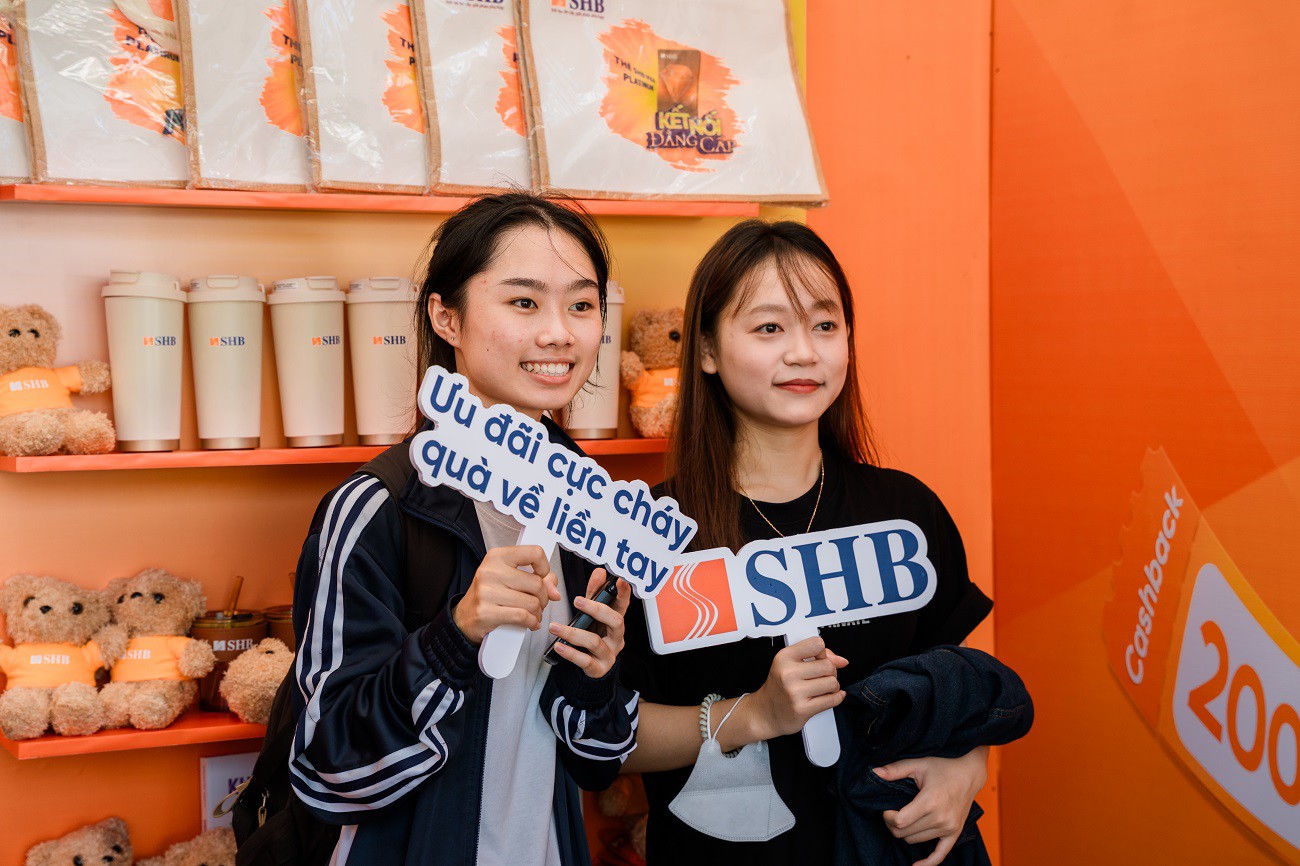 Sinh viên Thủ đô hào hứng trải nghiệm gian hàng SHB tại Ngày thẻ Việt Nam 2025 - 7