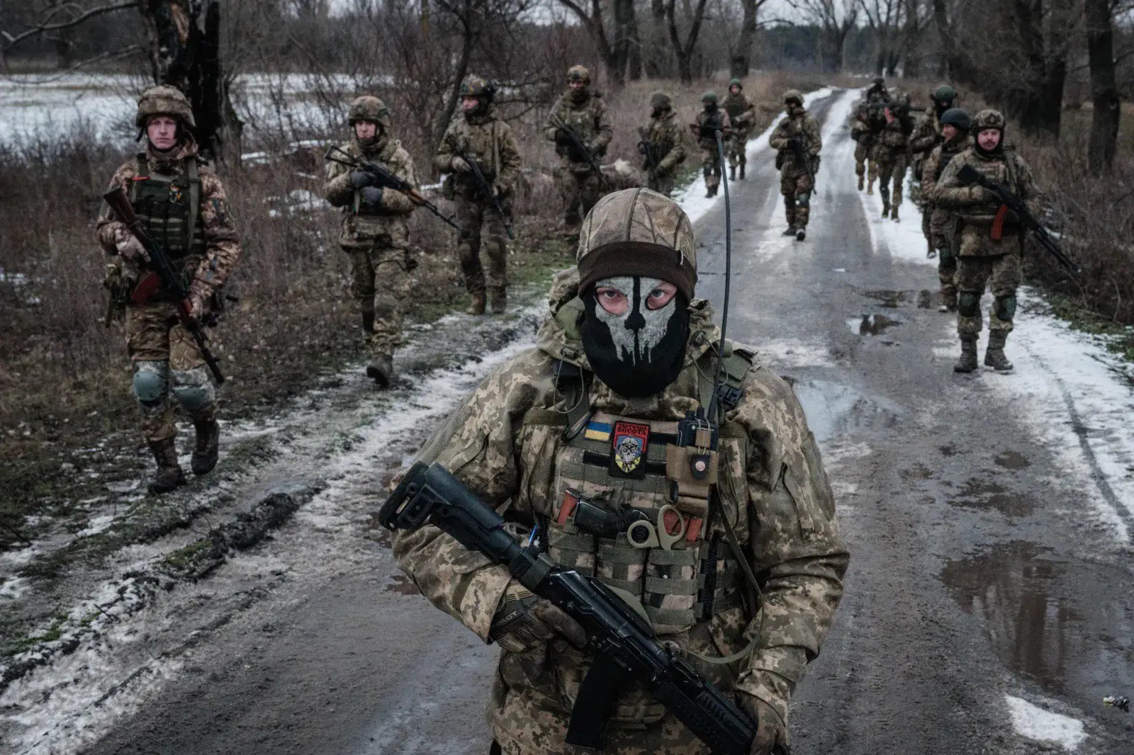 Binh sĩ Ukraine ở tiền tuyến Donetsk (ảnh: YASUYOSHI CHIBA/AFP via Getty Images)