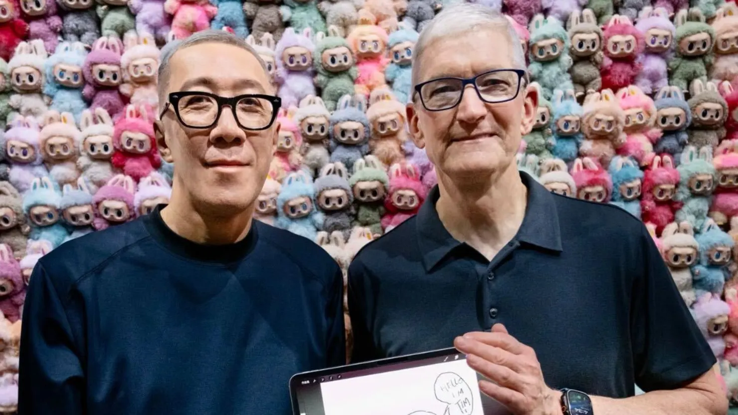 Tổng giám đốc điều hành Apple Tim Cook đã gặp gỡ nghệ sĩ Labubu Kasing Lung trong chuyến đi tới Trung Quốc vào tháng 10/2025, như hình ảnh được đăng trên tài khoản Xiaohongshu chính thức của công ty iPhone.