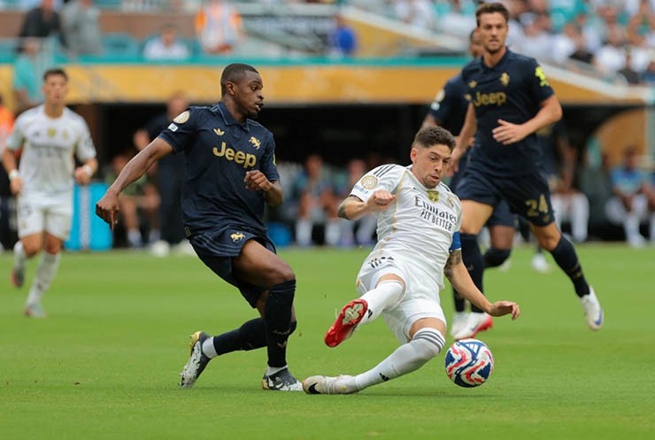 Real Madrid (áo trắng) và Juventus là những tên tuổi lớn