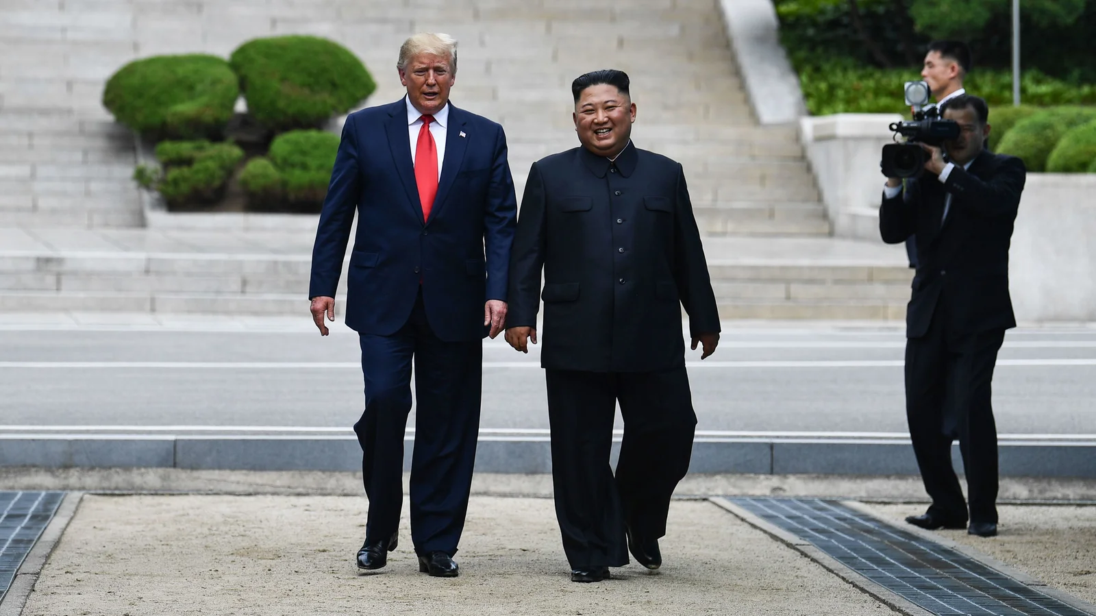 Tổng thống Mỹ Donald Trump gặp Chủ tịch Triều Tiên Kim Jong Un tại biên giới liên Triều vào ngày 30/6/2019. Ảnh: AFP.