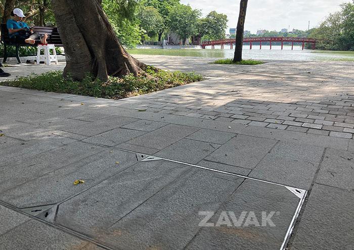 Nắp kỹ thuật inox ZAVAK lắp đặt tại khu vực hồ Hoàn Kiếm