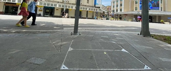 Cận cảnh nắp kỹ thuật ZAVAK lát đá tự nhiên trên các con đường quanh hồ