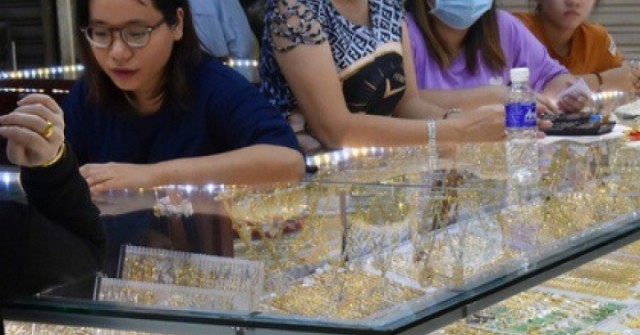 Giá vàng hôm nay 22-10: Lao dốc không phanh