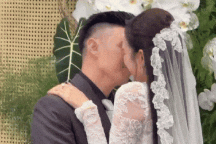Thời trang - VIDEO: Khoảnh khắc doanh nhân Viết Vương hôn Hoa hậu Đỗ Thị Hà