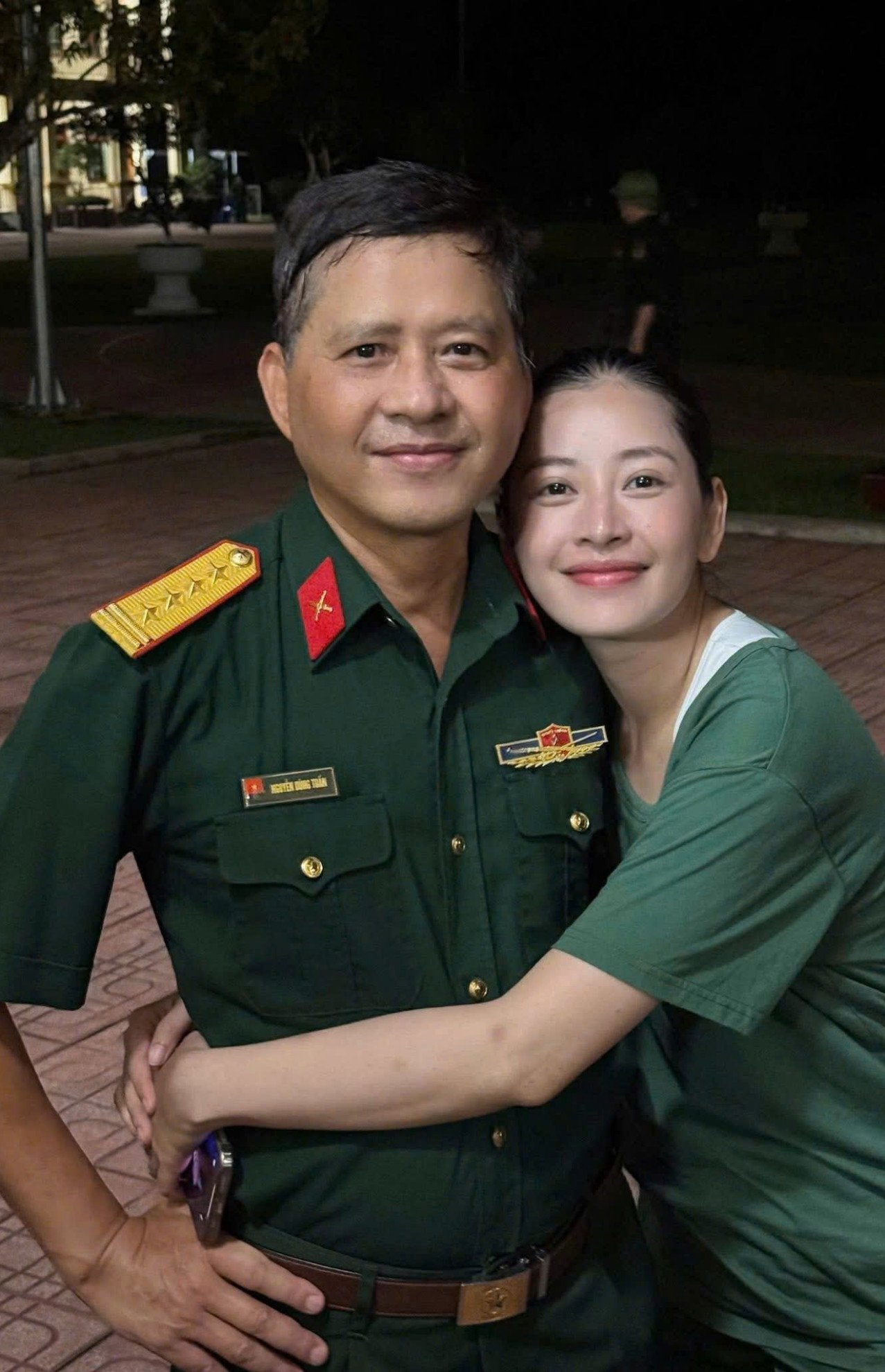 Tại "Sao nhập ngũ", ca sĩ Chi Pu xúc động bật khóc khi bố - Đại tá Nguyễn Dũng Tuấn - bất ngờ ghé thăm đơn vị. 