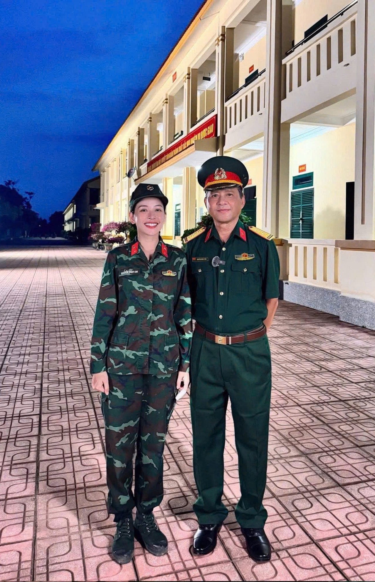 Tại "Sao nhập ngũ", ca sĩ Chi Pu xúc động bật khóc khi bố - Đại tá Nguyễn Dũng Tuấn - bất ngờ ghé thăm đơn vị. 