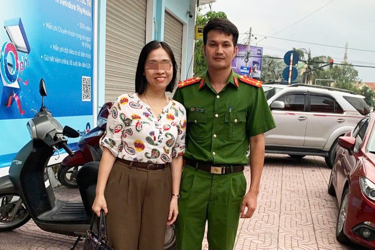 Đại úy Dũng đến ngân hàng làm thủ tục chuyển trả tiền cho chị T.