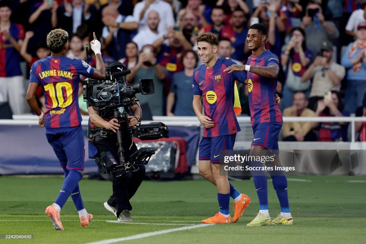 Barca vùi dập Olympiakos trên sân nhà