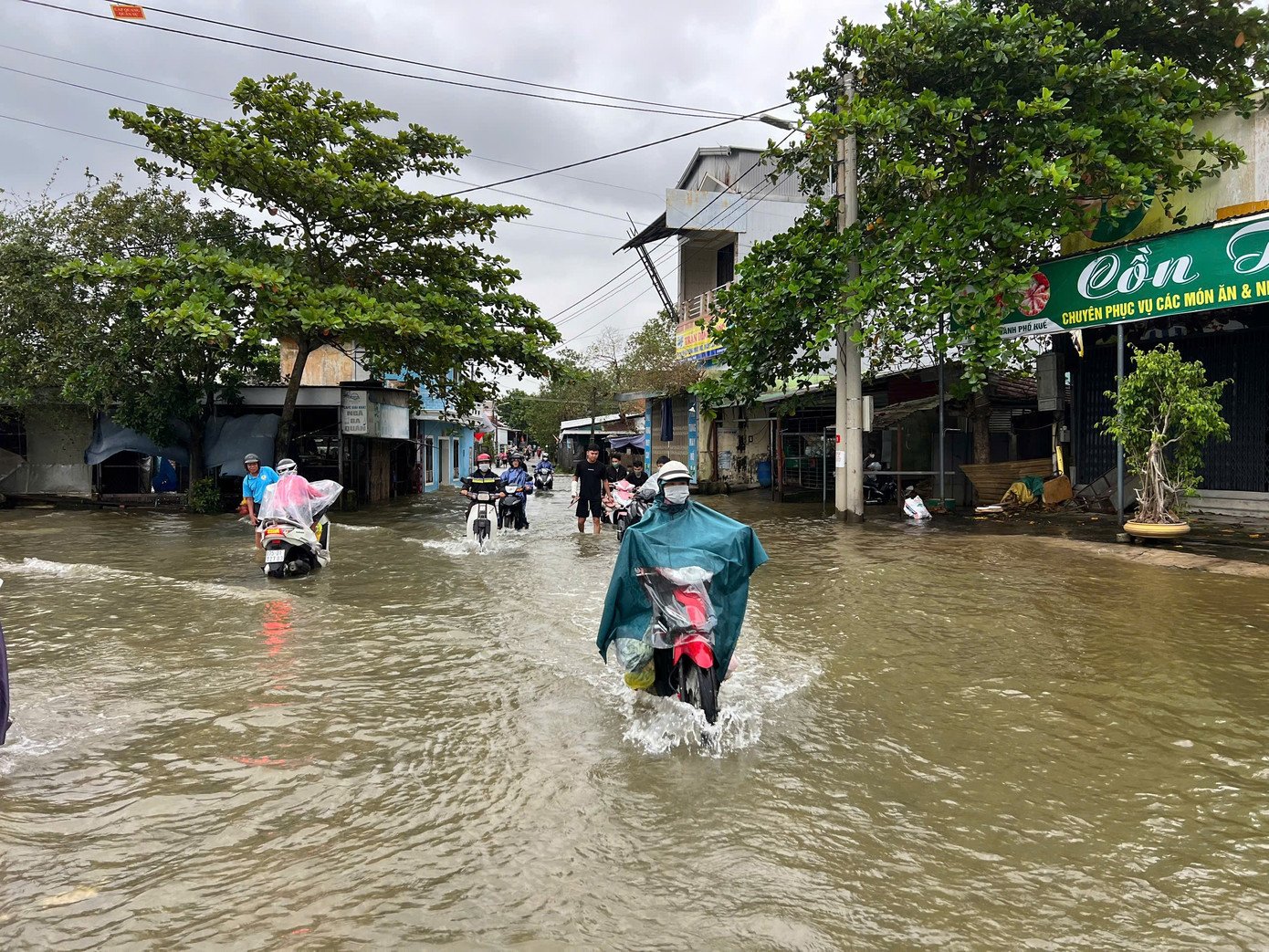 Bão 12 chưa tới, nhiều tuyến đường vùng thấp trũng tại Huế đã bị ngập do mưa lớn và triều cường.