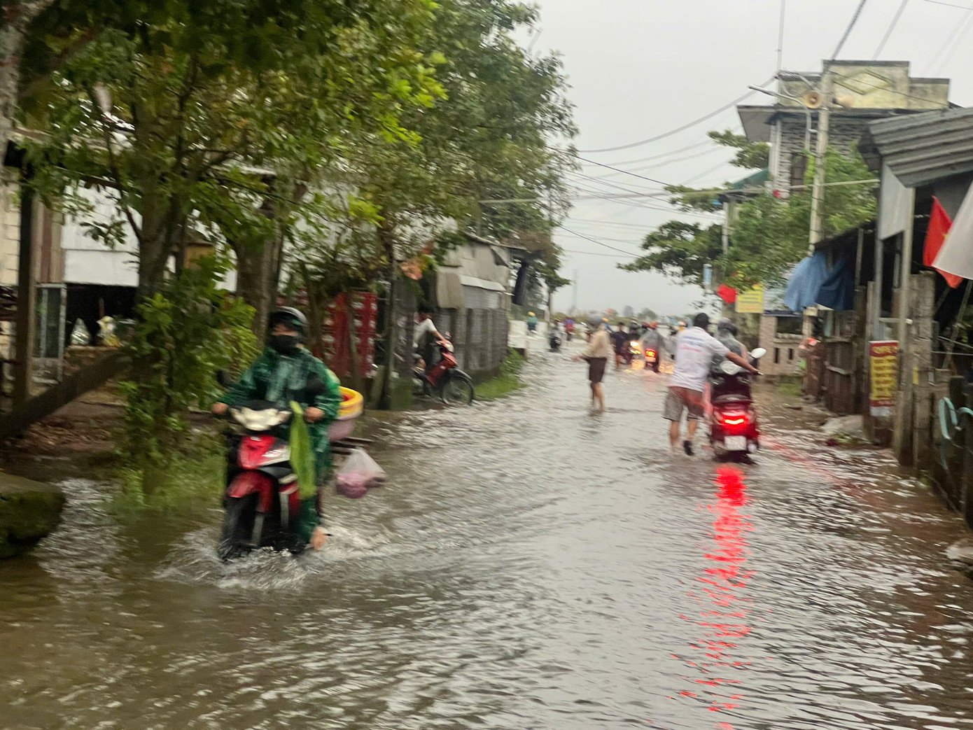 Bão 12 chưa tới, nhiều tuyến đường vùng thấp trũng tại Huế đã bị ngập do mưa lớn và triều cường.