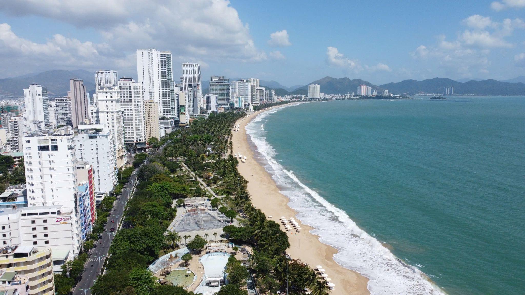 Địa thế “tứ thủy triều quy, tứ thú tụ” hun đúc nên một Nha Trang an lành, phồn vinh.