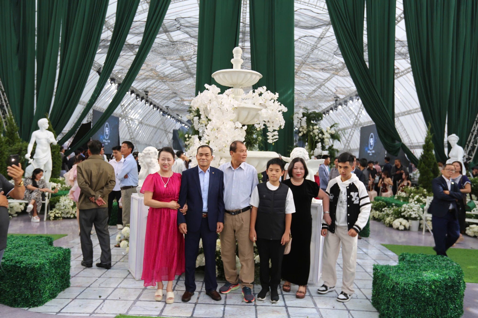 Các khách mời, người thân của hai bên gia đình có mặt check-in tại nơi tổ chức tiệc mừng.