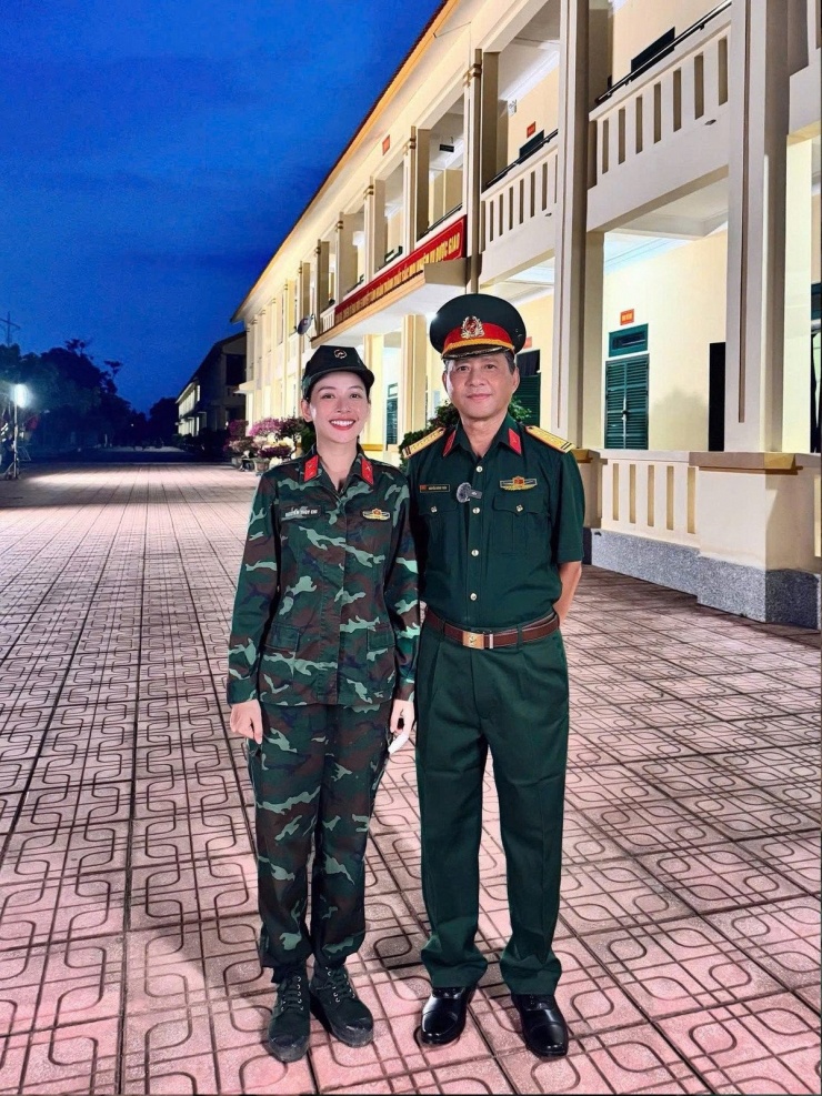 Mới đây, Chi Pu đã khiến cộng đồng mạng không khỏi bất ngờ và xúc động khi chia sẻ loạt ảnh chụp cùng bố ruột trong trang phục quân nhân, ngay tại đơn vị huấn luyện của chương trình Sao Nhập Ngũ mà cô đang tham gia. (Ảnh: FBNV)