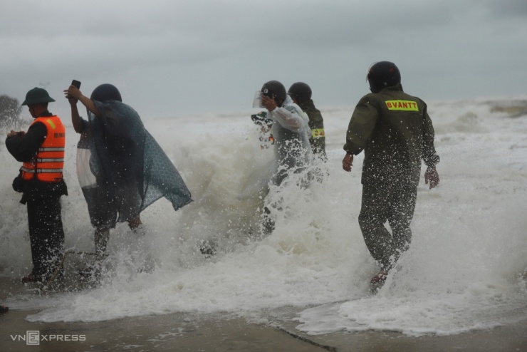 Sóng lớn uy hiếp kè biển miền Trung - 4