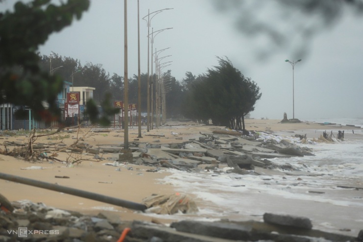 Sóng lớn uy hiếp kè biển miền Trung - 2