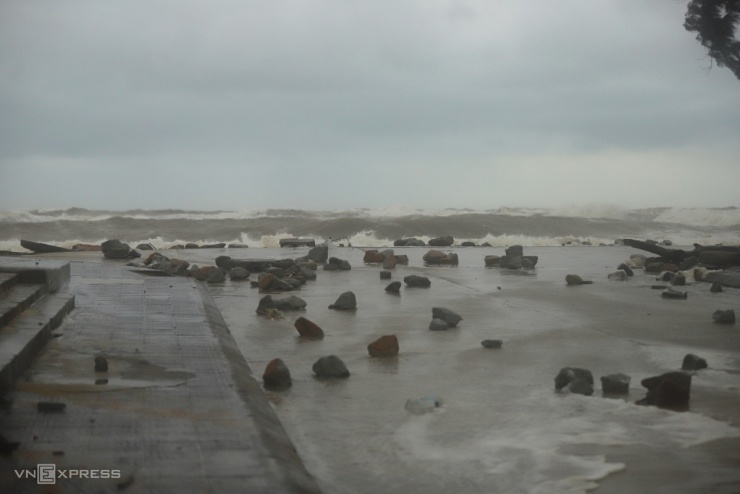 Sóng lớn uy hiếp kè biển miền Trung - 3