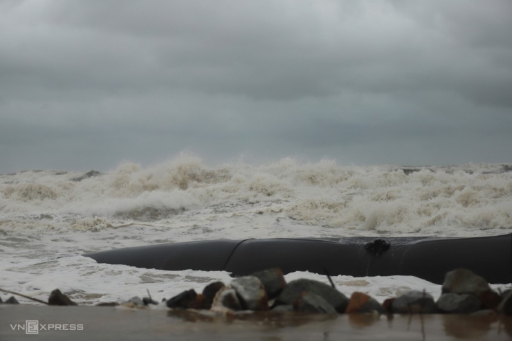 Sóng lớn uy hiếp kè biển miền Trung - 1