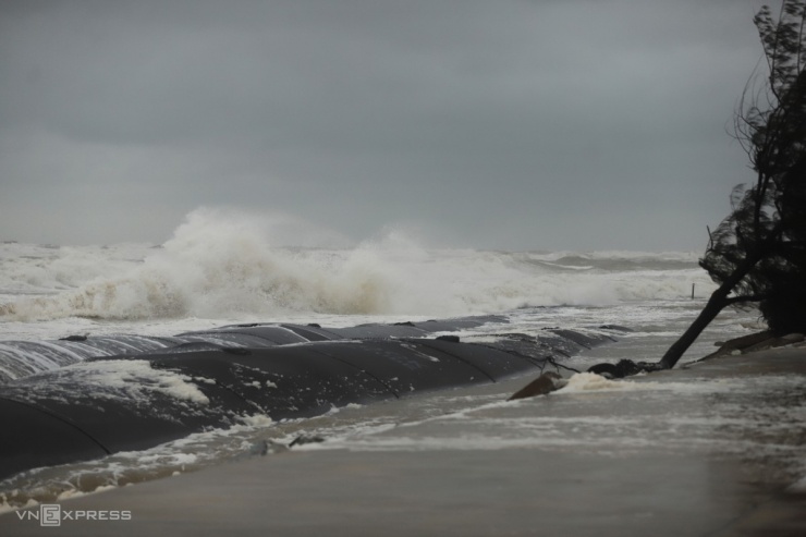 Sóng lớn uy hiếp kè biển miền Trung - 5