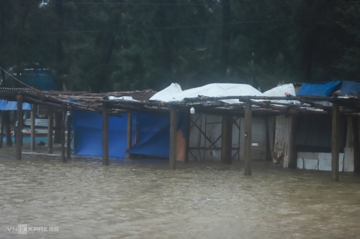 Sóng lớn uy hiếp kè biển miền Trung - 6