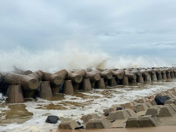 Sóng lớn uy hiếp kè biển miền Trung - 9