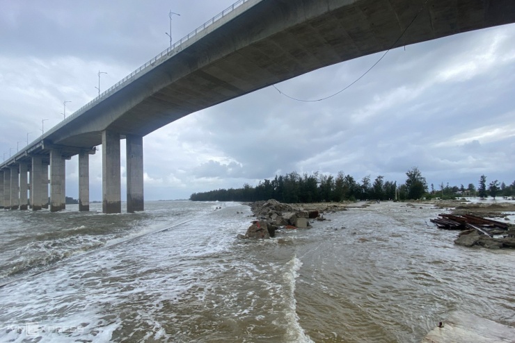Bí thư Thành ủy Huế kiểm tra kè biển ở phường Thuận An. Video: Võ Thạnh