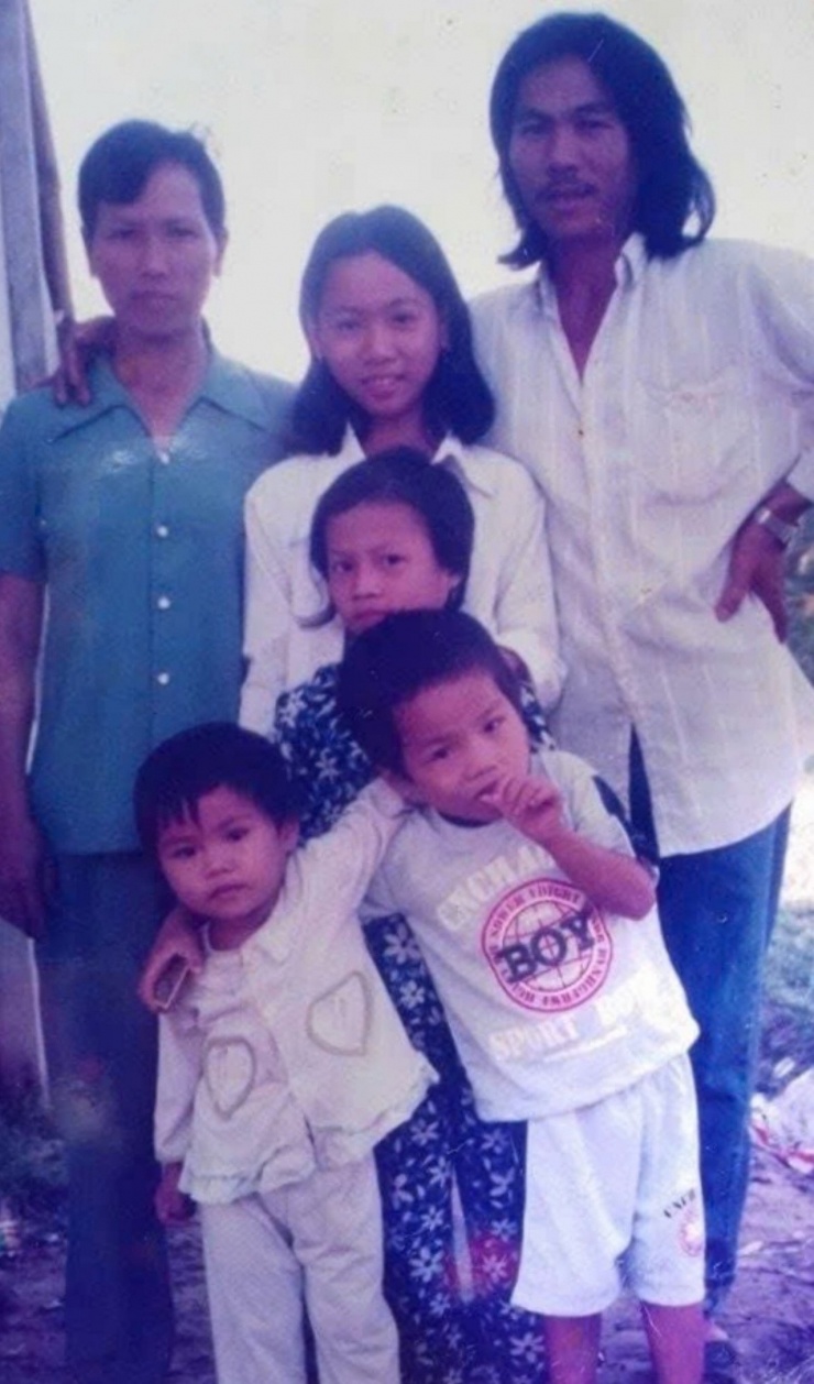 4 chị em Thôi chụp ảnh kỷ niệm cùng bố mẹ khi còn nhỏ
